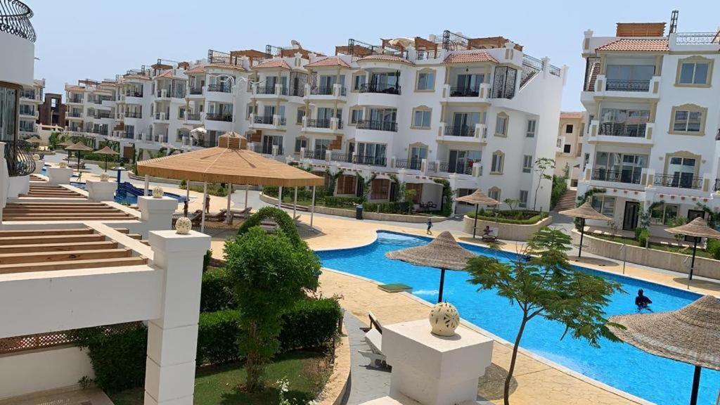 Bazén v ubytování Sharm Hills Aqua park Resort شرم هيلز اكوا بارك ريزورت nebo v jeho okolí
