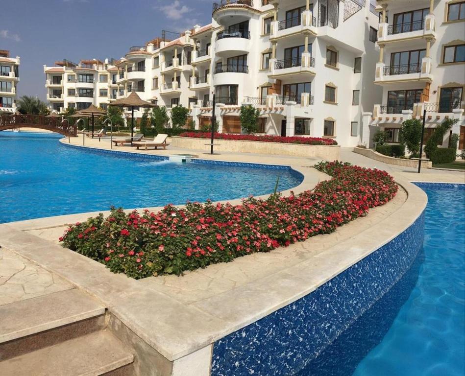 Bazén v ubytování Sharm Hills Aqua park Resort شرم هيلز اكوا بارك ريزورت nebo v jeho okolí