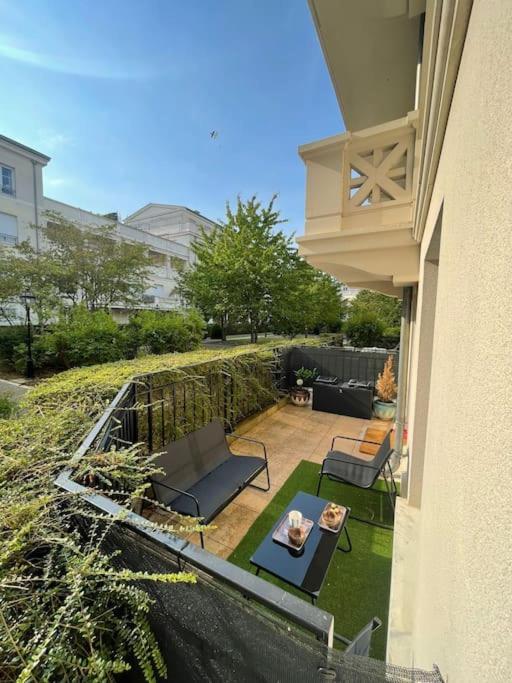 - un balcon d'une maison avec des chaises et une table dans l'établissement Studio Terrasse Disney Paris, à Serris