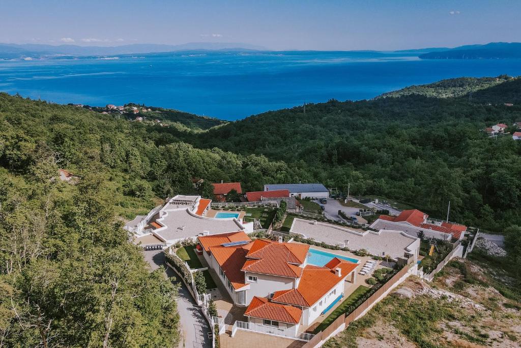 una vista aérea de una casa con techos naranjas en Natura I, en Veprinac