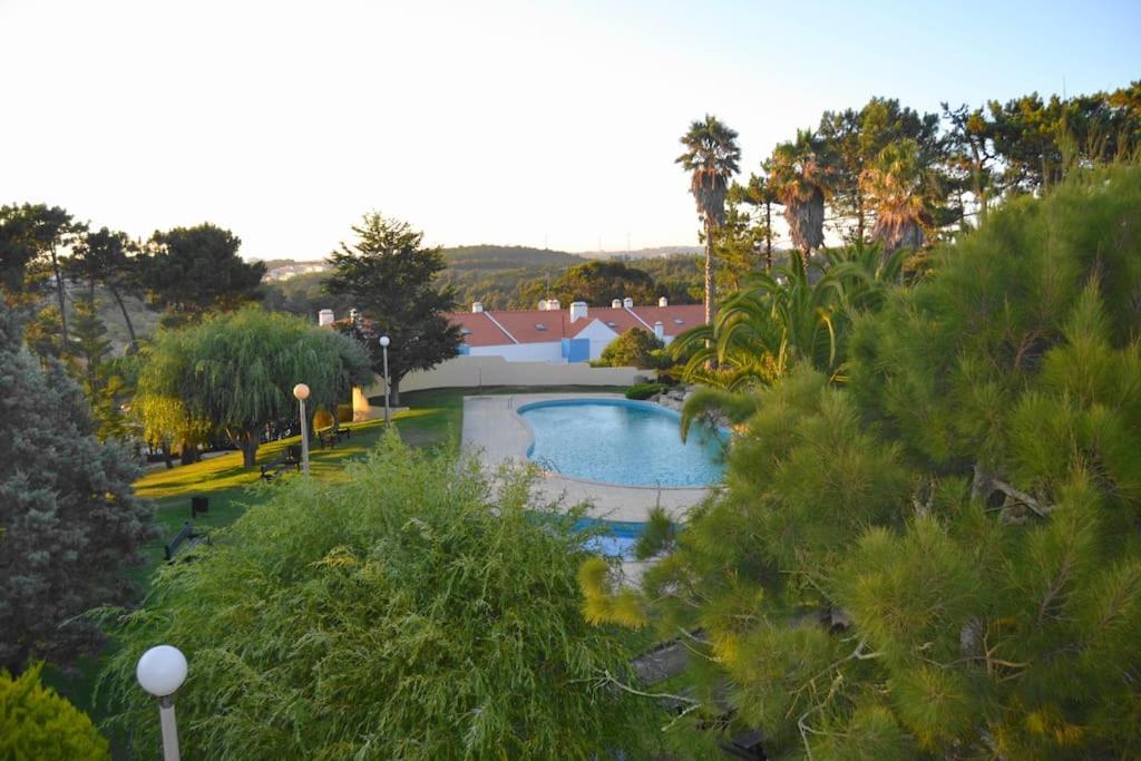 Výhled na bazén z ubytování Villa at Ericeira in a private condominium nebo okolí