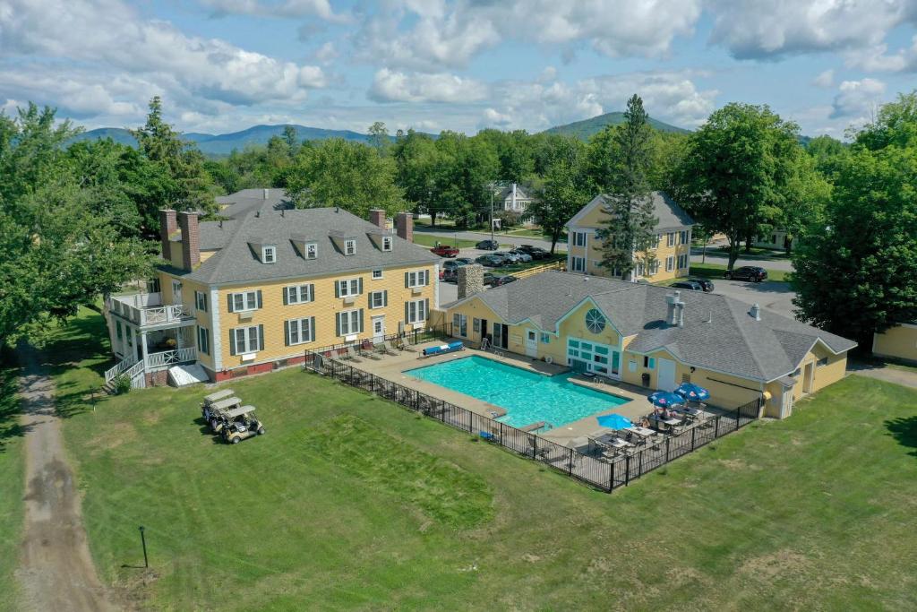 einen Luftblick auf ein großes Haus mit einem Pool in der Unterkunft The Bethel Resort & Suites in Bethel
