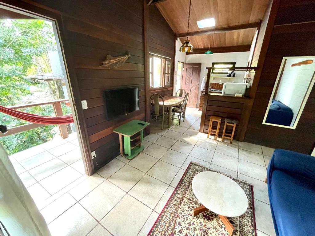 Uma TV ou centro de entretenimento em Casa Selva - Vila do Abraão - Ilha grande