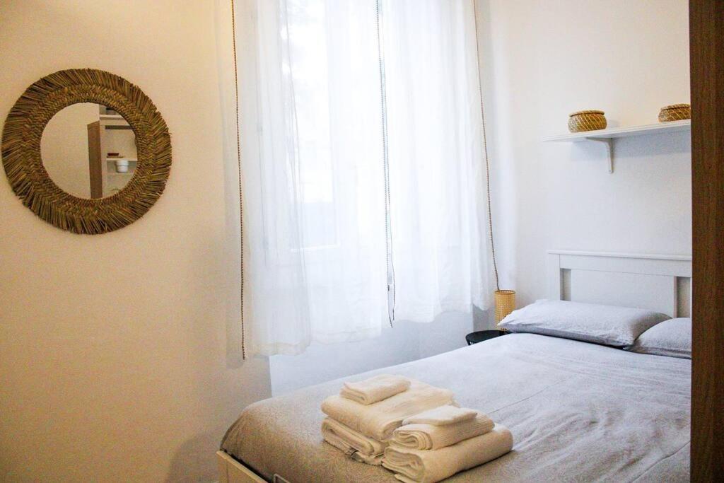 sypialnia z łóżkiem z dwoma ręcznikami w obiekcie Sempione Studio w Mediolanie