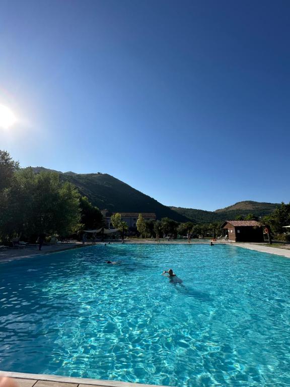 une personne nageant dans une grande piscine dans l'établissement Agriturismo Il Pozzo, à Polla