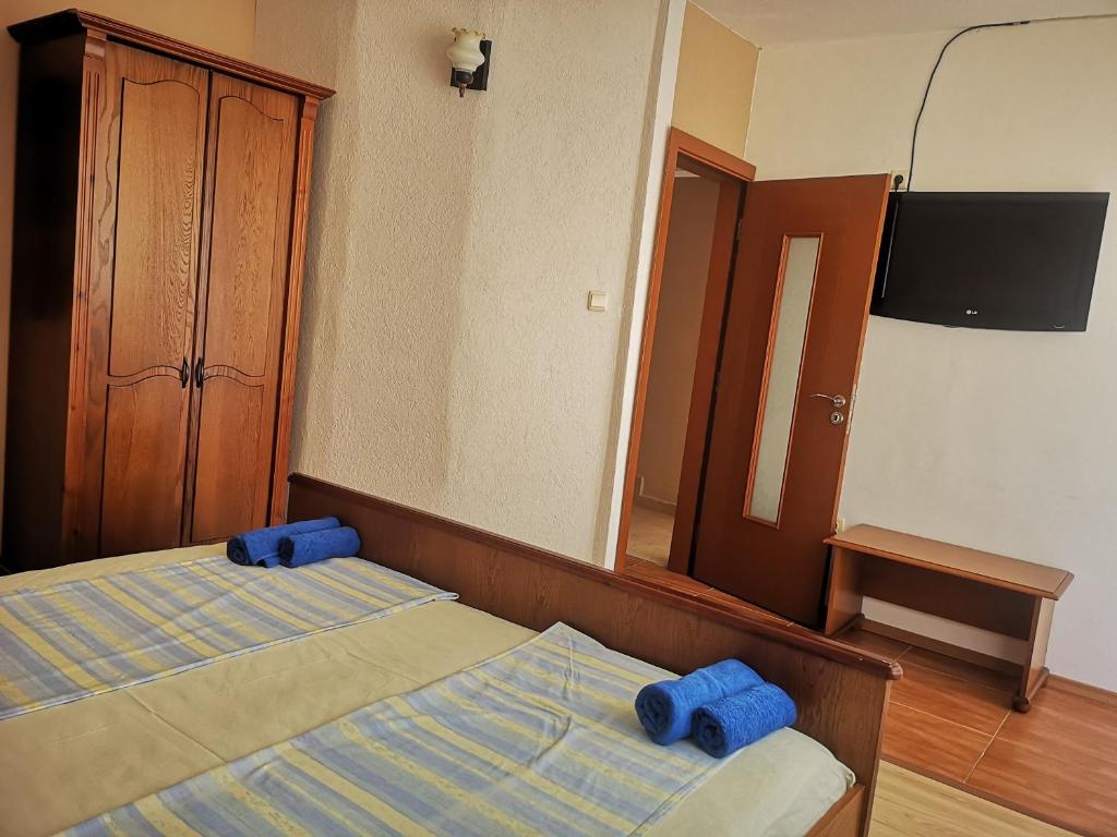 A bed or beds in a room at Paunovi Guest House