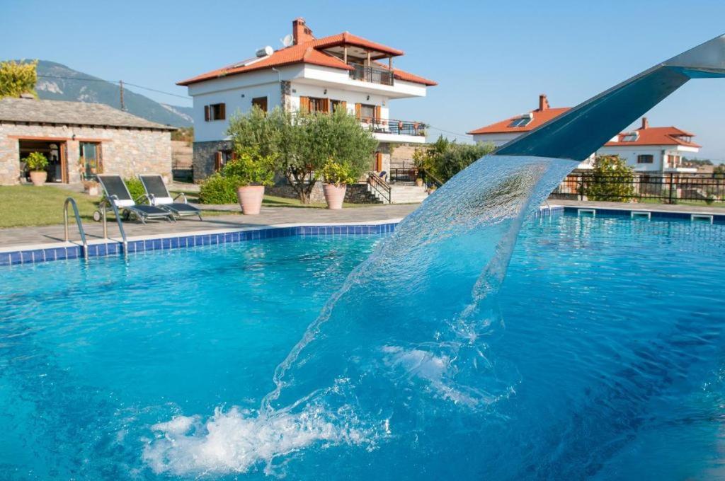 Bazén v ubytování Olympus Pantheon Luxury Villas nebo v jeho okolí