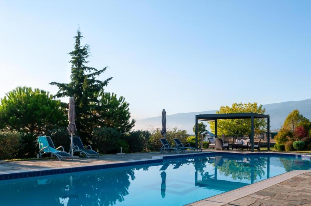Bazén v ubytování Olympus Pantheon Luxury Villas nebo v jeho okolí