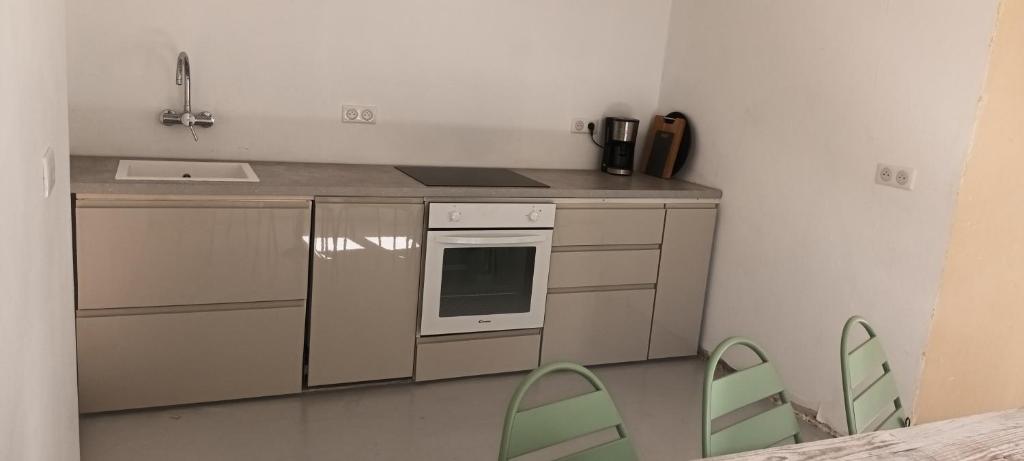 Kuchyň nebo kuchyňský kout v ubytování Gîte l'Echauguette du Perche