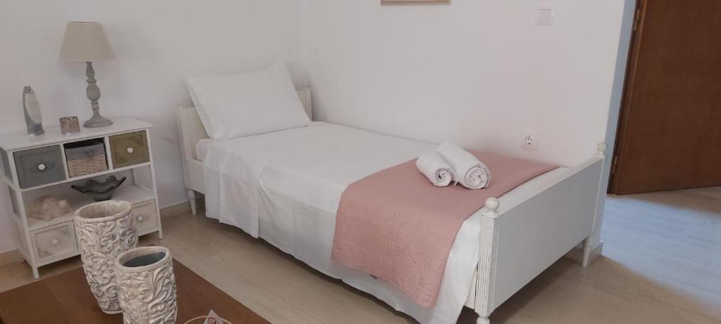 Postel nebo postele na pokoji v ubytování Queen Aspri apartment 3' min to the beach!