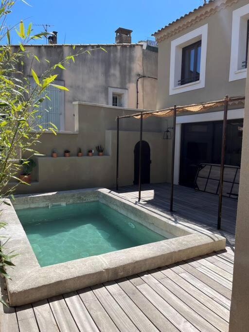 - une piscine sur une terrasse avec une maison dans l'établissement Villa de charme, à Châteauneuf-de-Gadagne