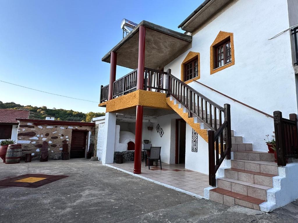 StrovlésにあるAnastasia Country Homeの階段とパティオ付きの家