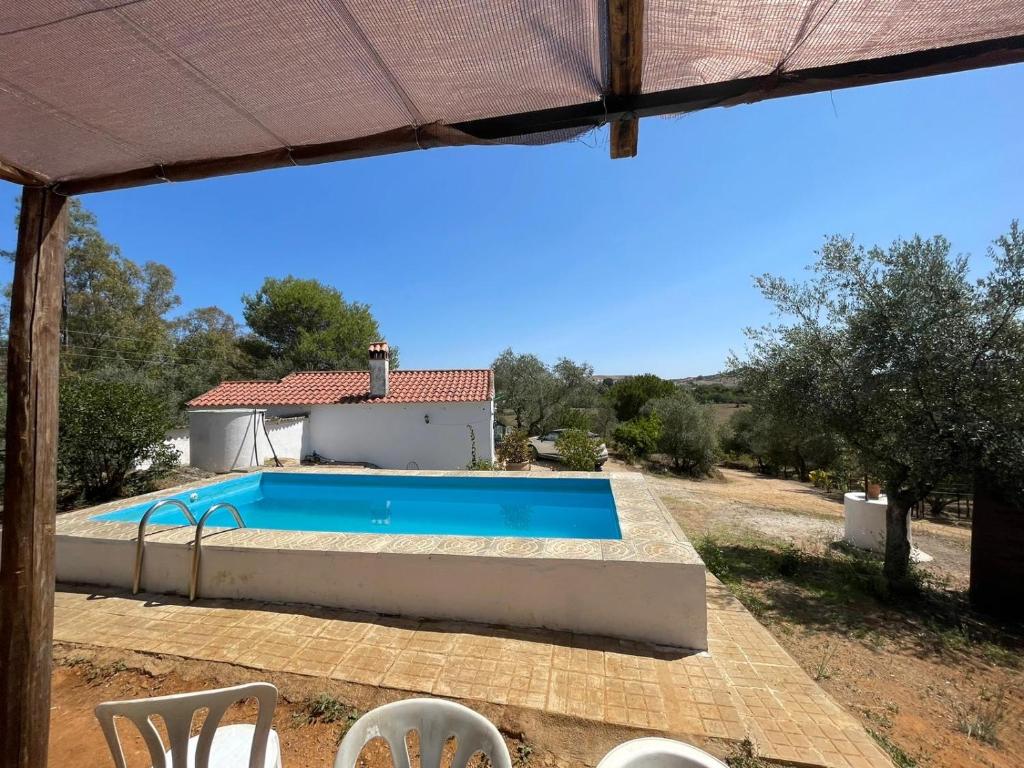 Bazén v ubytovaní Villa María, casa rural en Cazalla de la Sierra. alebo v jeho blízkosti