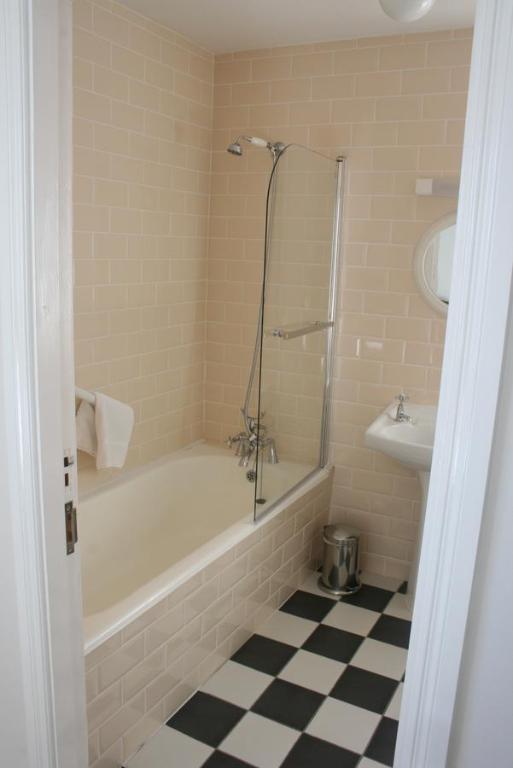 Un baño de Roundstone House Hotel