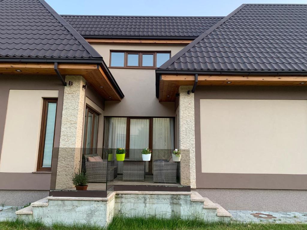 una casa con due grandi porte bianche per il garage di VILA VIKTORIJA a Kolašin