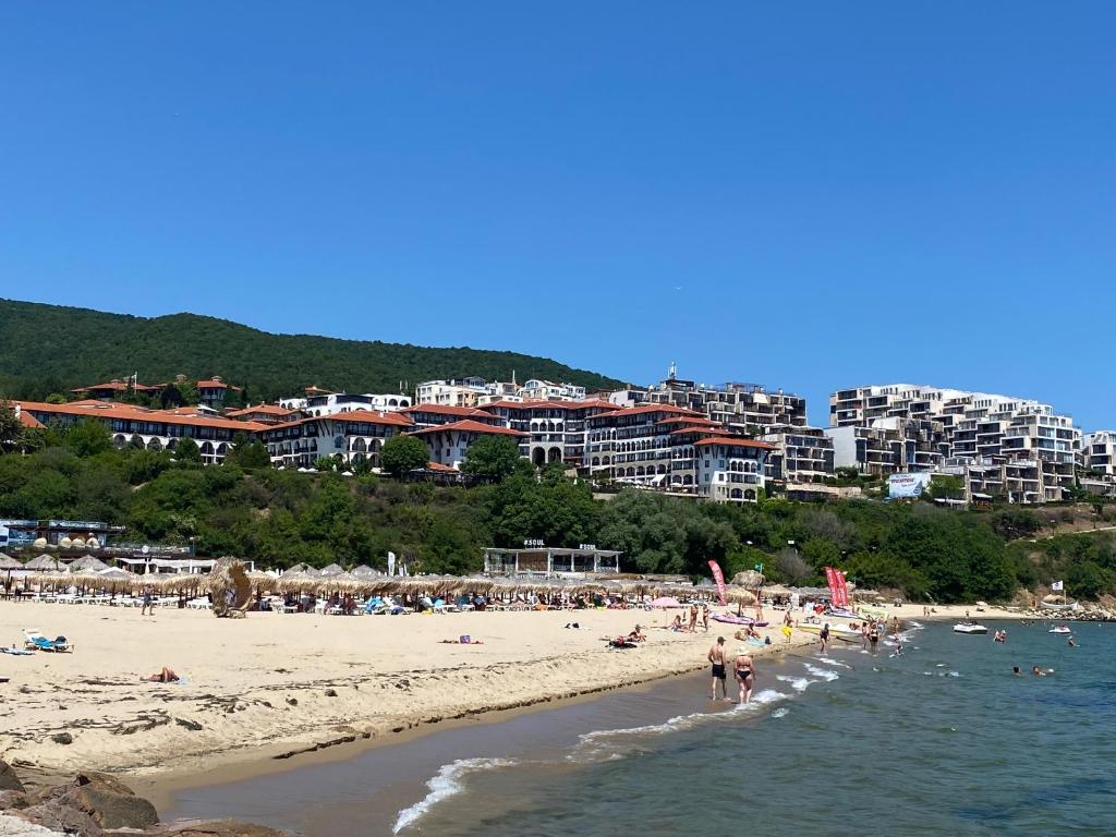 un grupo de personas en una playa con edificios en TONI HOUSE 507 Apartment Sveti Vlas Marina, en Sveti Vlas