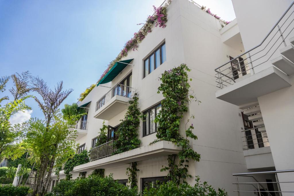 a white building with plants growing on it at One Bedroom Apartment In Old City Of Cartagena in Cartagena de Indias