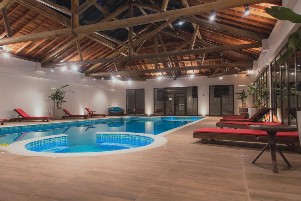 a large indoor pool with a large swimming pool at Capitanias Hotel in Águas de Lindoia