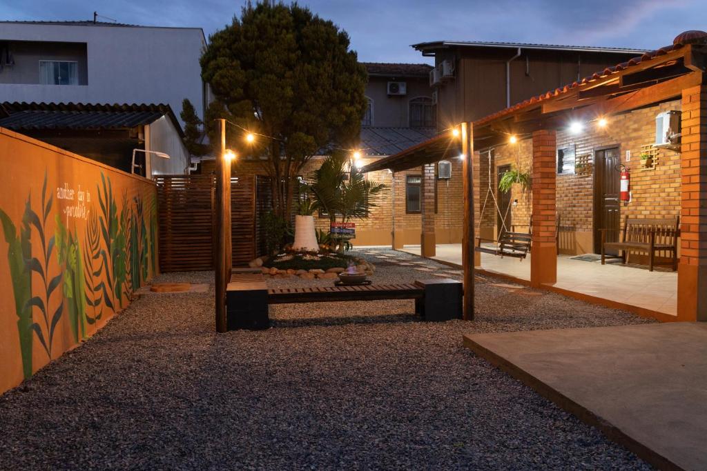 un patio nocturno con banco y luces en Pousada Vó Lete, en Penha