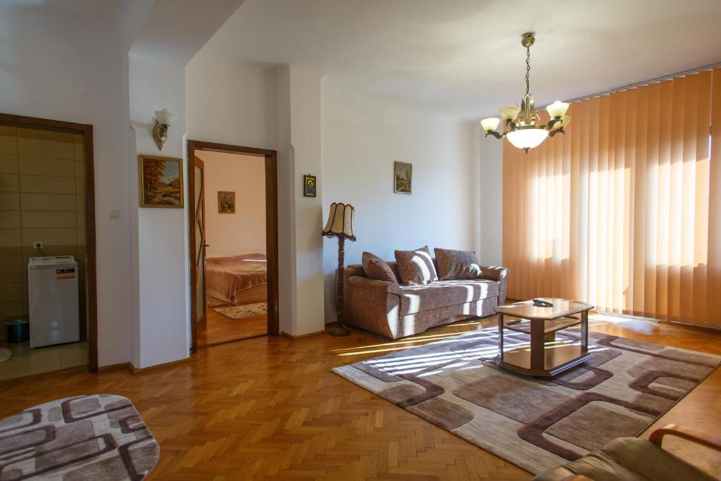 a living room with a couch and a table at Barok Appart in Braşov