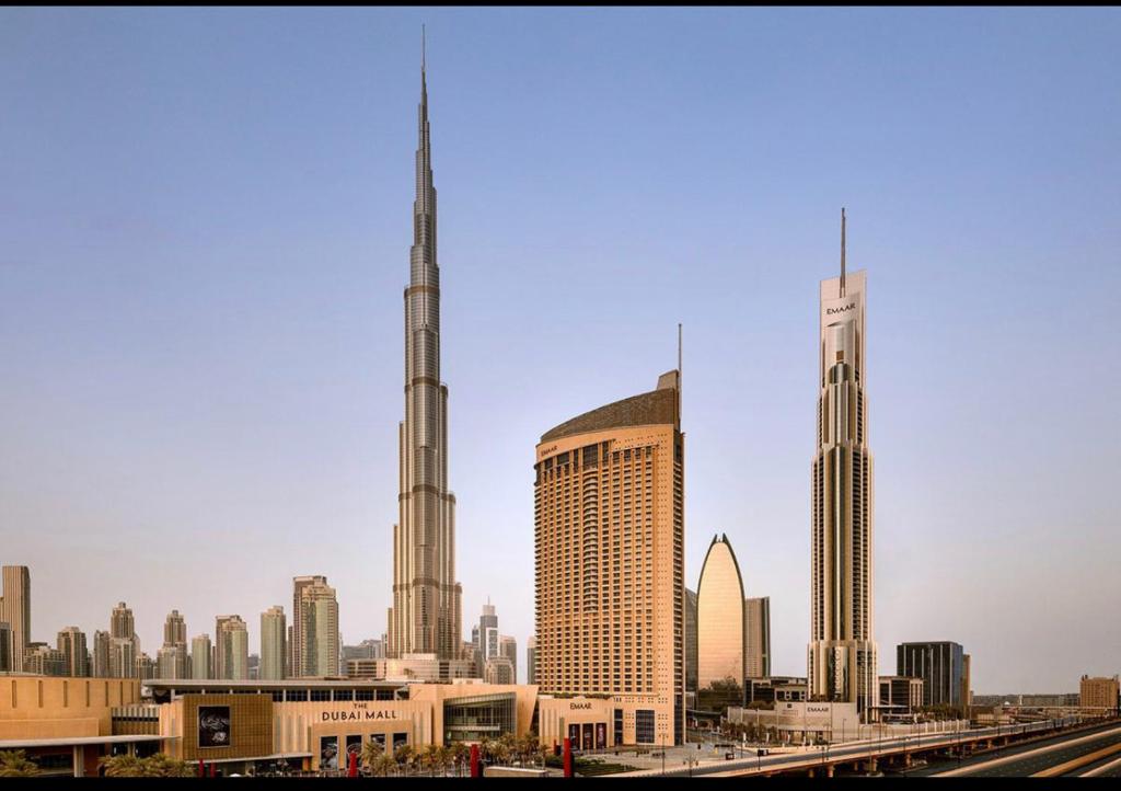 ドバイにあるOSTAY -Address Dubai Mall - The Residenceの高層ビルが2棟ある街並み