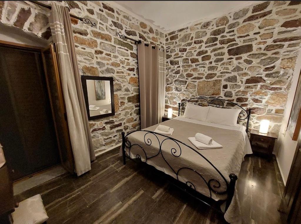 Postel nebo postele na pokoji v ubytování Castle Rizaraki