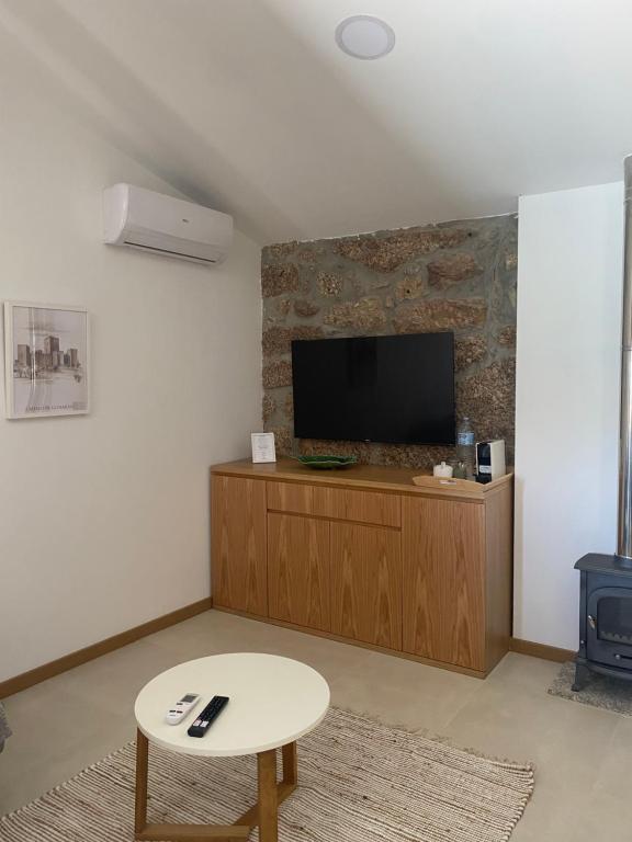 TV a/nebo společenská místnost v ubytování CASA DAS QUINTÃES