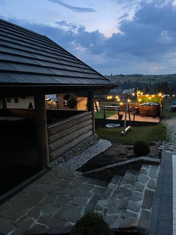 Výhľad na hory alebo výhľad na hory priamo z horskej chaty