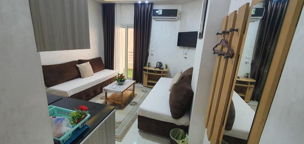 TV a/nebo společenská místnost v ubytování Casablanca Beach Direct sea view Tow Bedroom Apartment