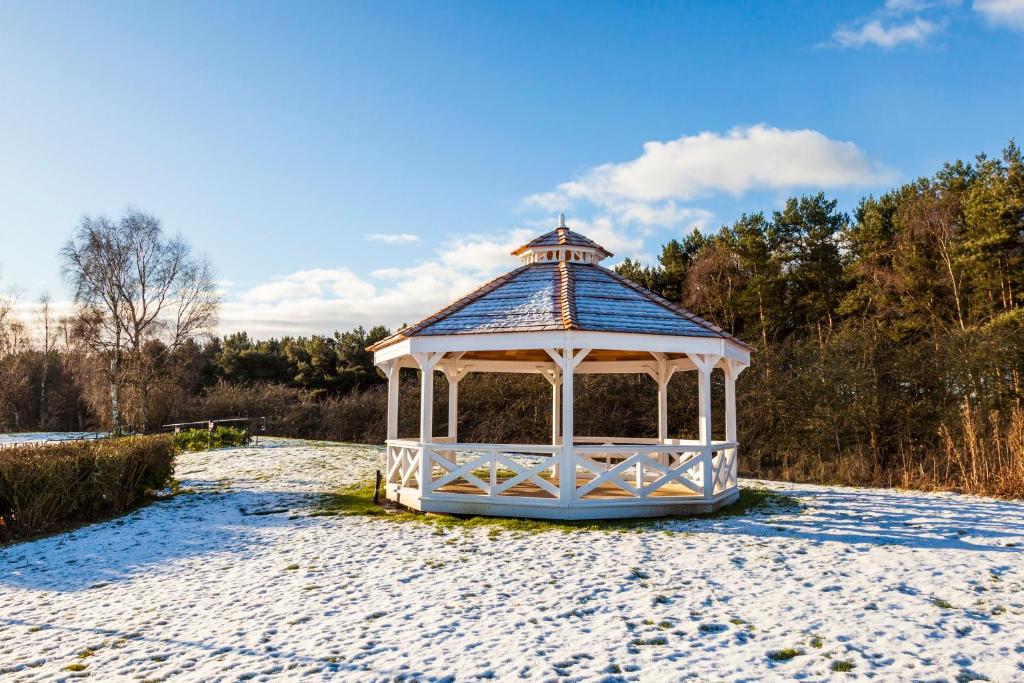 un cenador en la nieve en un parque en Holiday Inn Newcastle Gosforth Park by IHG, en Newcastle