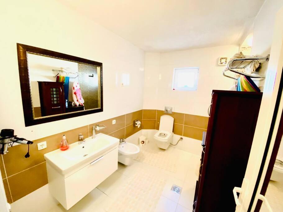 łazienka z białą umywalką i toaletą w obiekcie Gërmia House - Prishtinë w mieście Sofalija
