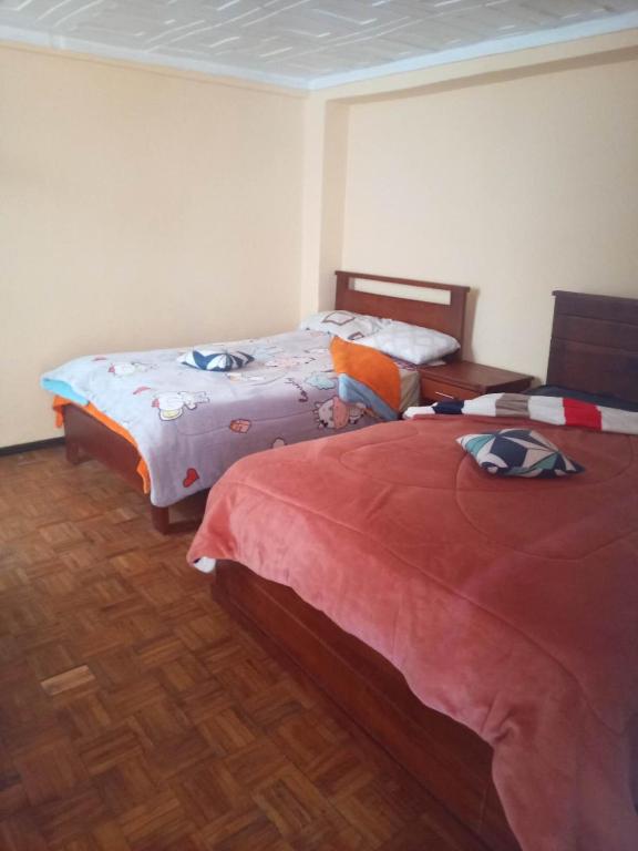 2 camas num quarto com pisos em madeira em 悦来客栈 em Quito
