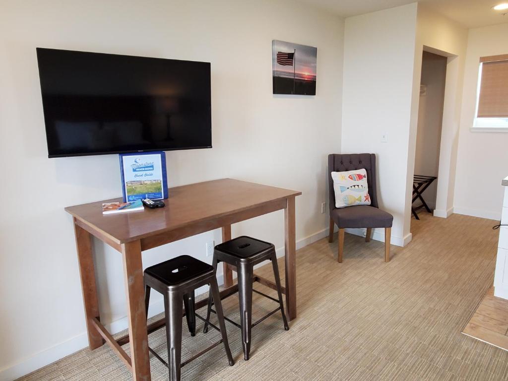 TV a/nebo společenská místnost v ubytování Moonstone Beach Motel