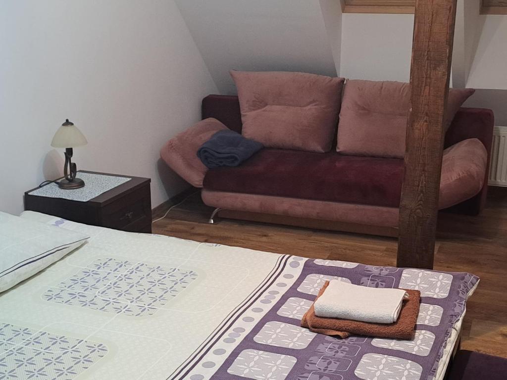 Posedenie v ubytovaní Leśny Dworek - Apartamenty SUPER z TV i salonem kominkowym
