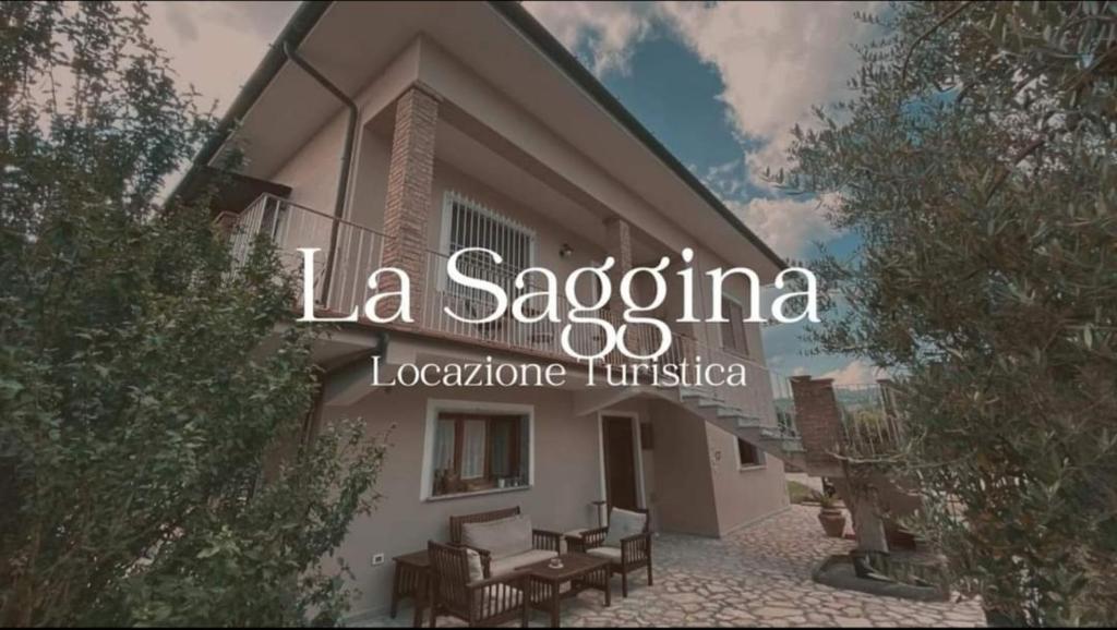 un panneau qui dit la saoria locognoa tustica dans l'établissement Locazione turistica La Saggina, à Montevettolini