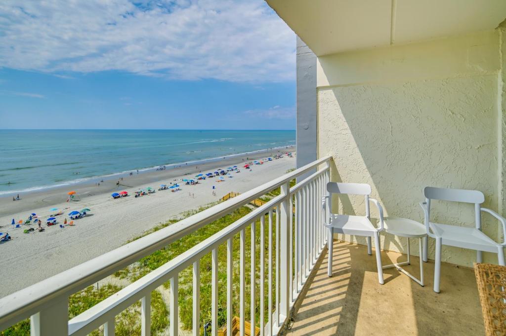balcón con 2 sillas y vistas a la playa en Cozy Coastal Condo with Airy Oceanfront Balcony, en Myrtle Beach