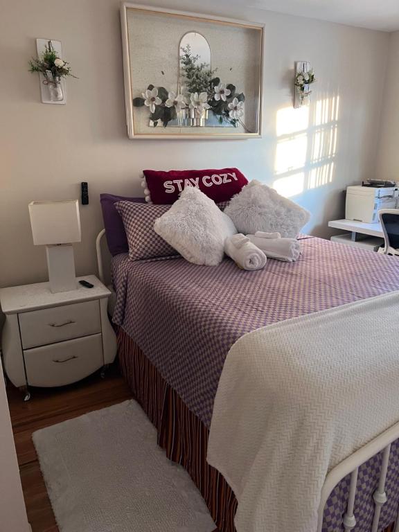 Un dormitorio con una cama con dos animales de peluche encima. en Cozy & Relax Airb&b LLC, en Brooklyn