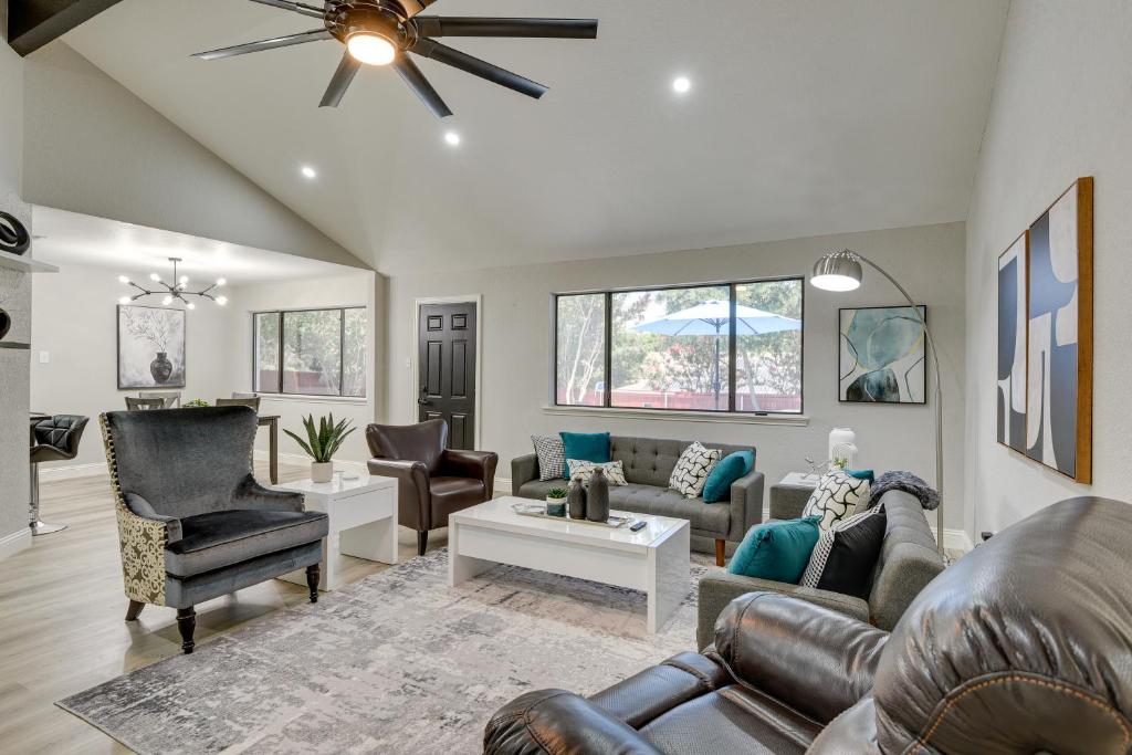 Χώρος καθιστικού στο Bedford Retreat with Private Pool and Gas Grill!