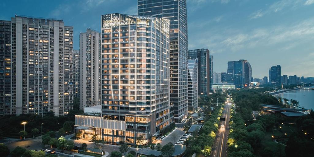 un edificio alto en una ciudad por la noche en Crowne Plaza Hangzhou Riverside, an IHG Hotel en Hangzhou