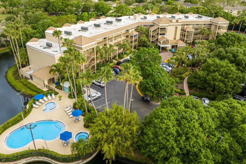 una vista aérea de un complejo con piscina en Marriott's Imperial Palms Villas, en Orlando