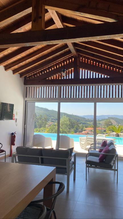 Bazén v ubytování CASA DAS QUINTÃES nebo v jeho okolí