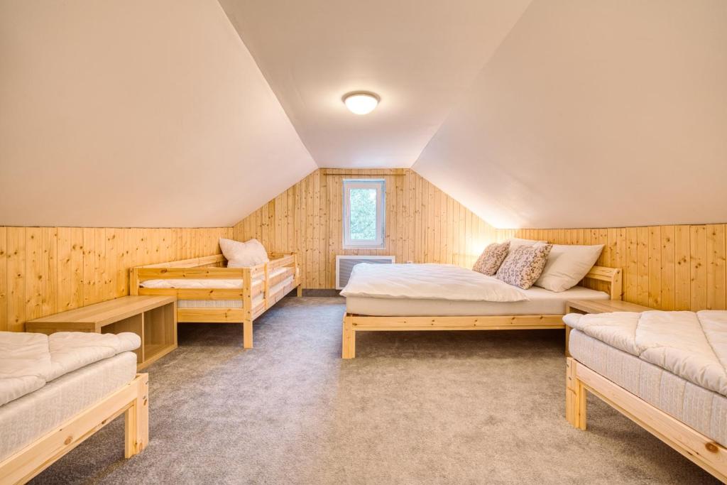 Postel nebo postele na pokoji v ubytování Apartmány Pod Šerákem