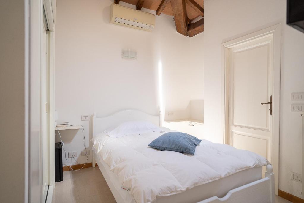 Łóżko lub łóżka w pokoju w obiekcie Hotel Bellonda