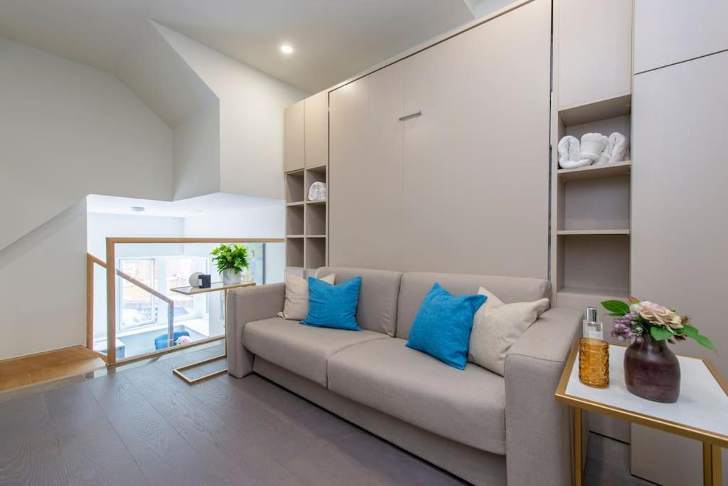 a living room with a gray couch and blue pillows at City Life Bliss Central Studio in Reading CHRL F3 in Reading