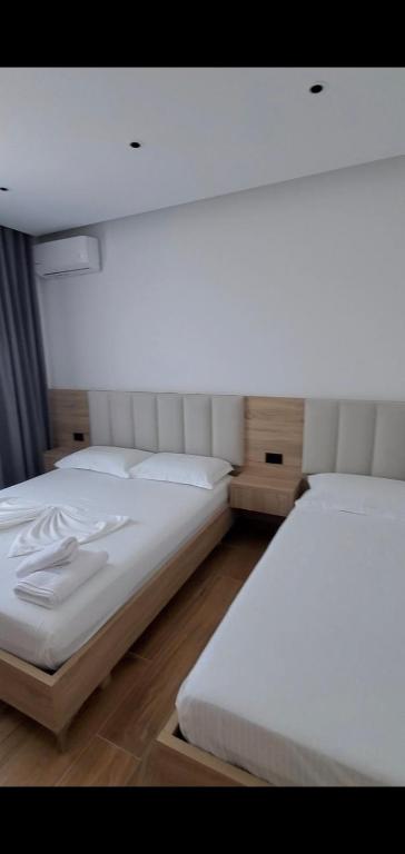 Postel nebo postele na pokoji v ubytování GL Hotel Ksamil
