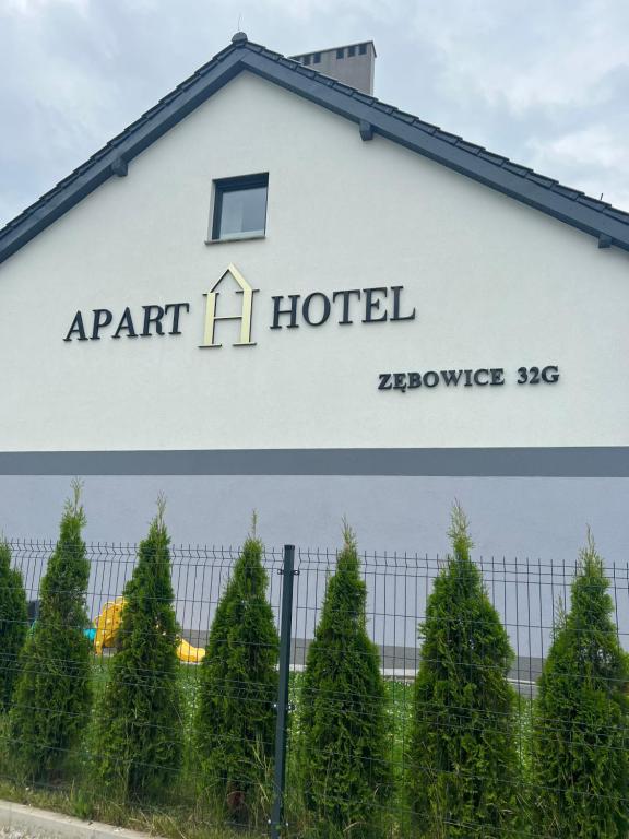 een bord voor een aparthotel aan de zijkant van een gebouw bij Apart Hotel Zębowice in Jawor