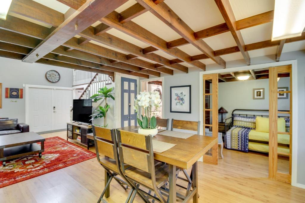 - une salle à manger et un salon avec une table et un lit dans l'établissement Charming Bay St Louis Home Deck, on Canal!, à Shoreline Park