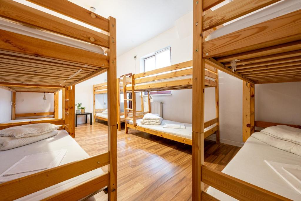 Tempat tidur dalam kamar di Target Hostel