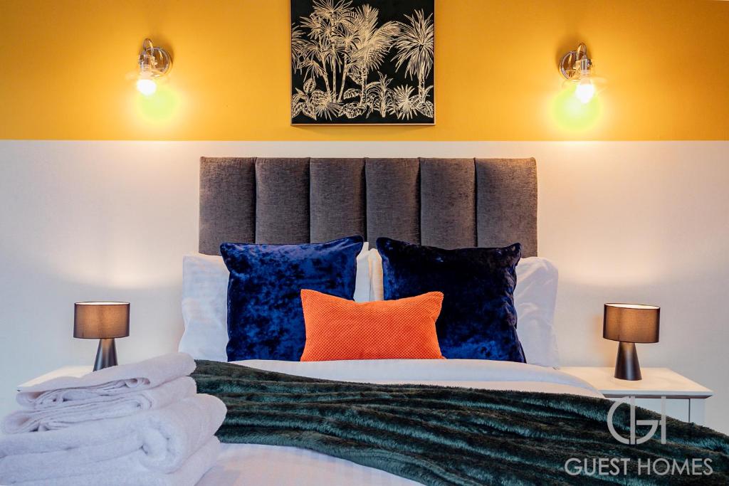 um quarto com uma cama com 2 candeeiros e almofadas em Guest Homes - Compton House em Worcester