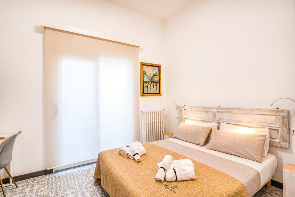 a bedroom with a bed with two towels on it at Suite Mariagiovanni in Lecce